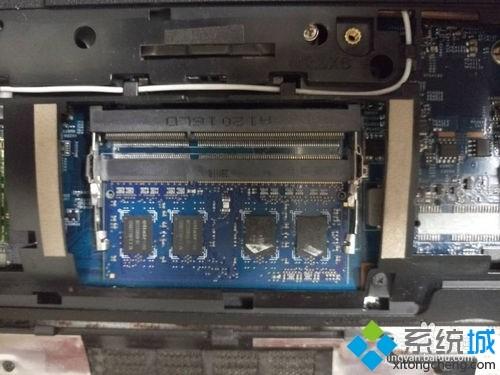 宏碁ACER4752Gwin7系统笔记本正确更换内存条的详细步骤