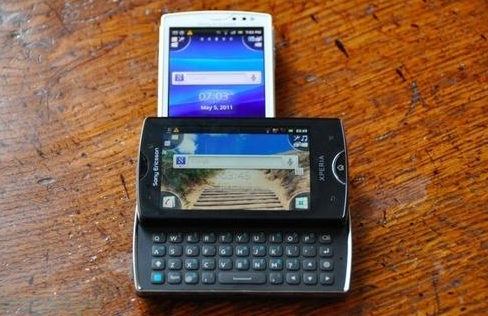 索尼爱立信sk17i采用帅气的侧滑机身设计,外形时尚小巧