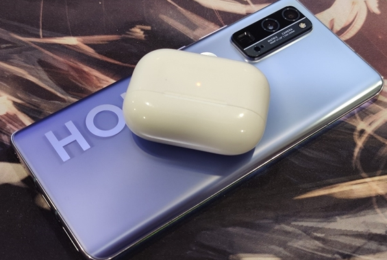 什么是充电无短板的手机？荣耀30 Pro+集齐“三驾马车”：回血快、还能奶