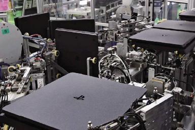 索尼PS工厂秘密武器：机器人30秒组装一台PS4