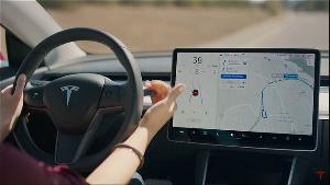 特斯拉为Autopilot以及FSD安全性进行辩护，但承认系统需要司机关注