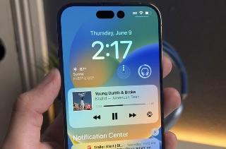 iPhone 14 Pro真机曝光：预装iOS 16 药丸屏亮眼