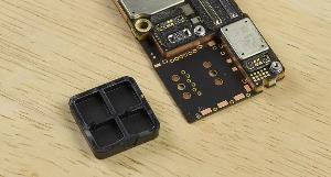 美版iPhone 14 Pro Max内部构造，塑料垫板替代了SIM卡托盘