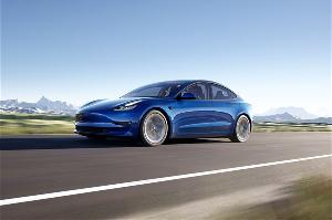 特斯拉突然宣布国产Model 3和Y大降价！车主建立“维权群”集体上门维权 有销售已被打