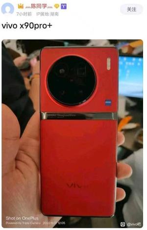 vivo X90 Pro+的真机外观曝光 独特的设计颇为引人注目：金属条将后壳一分为二