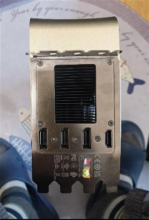 “巨无霸”！RTX 4090 Ti显卡照片疑似曝光