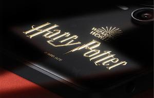 Redmi Note 12 Turbo“哈利・波特”定制版机型细节图公布，后壳印有“Harry Potter”字样