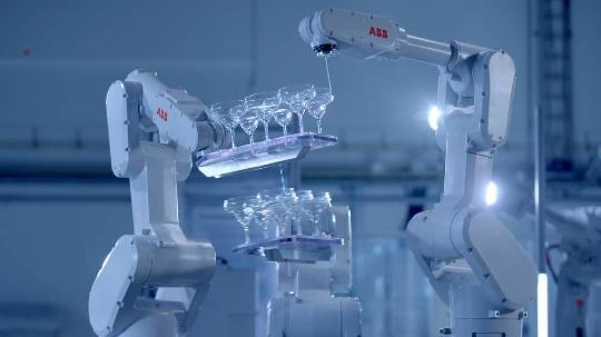 ABB 推出新一代 OmniCore 机器人控制平台