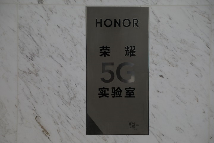 5G世界的“万能钥匙”：荣耀X10官宣支持多达9个5G频段