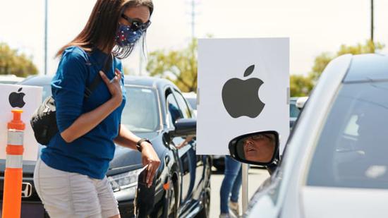 苹果本周将在美国重开约 100 家 Apple Store 门店，向顾客提供口罩