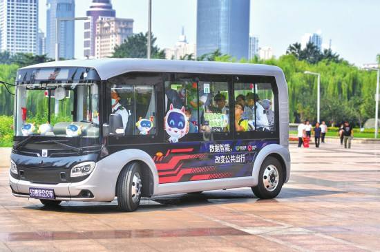 5G概念公交车亮相济南泉城广场，刷脸就能坐公交？