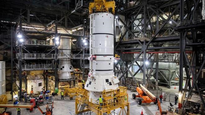 NASA重返月球计划新进展：开始组装巨型火箭，计划明年首飞