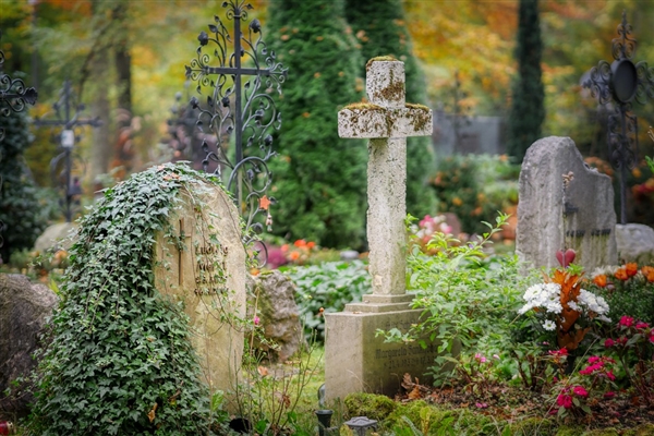 5人共用一座坟！日本推出“共享坟墓”，网友：要是祭奠日期撞了还得排队