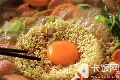 方便面一般做成弯曲的形状，原因包括