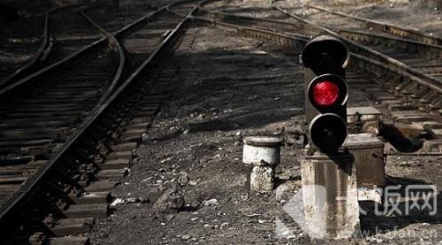 铁路也有“红绿灯”，绿色信号灯表示这段轨道