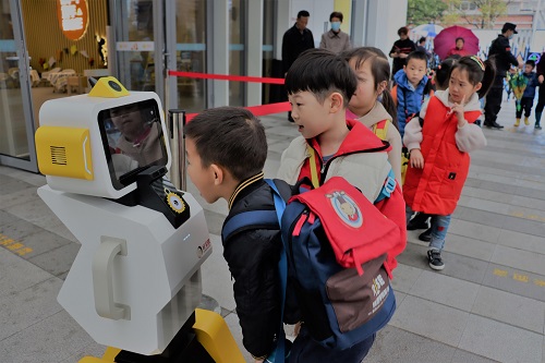 钉钉推出幼儿园晨检机器人 AI技术3秒完成20项异常体征检测