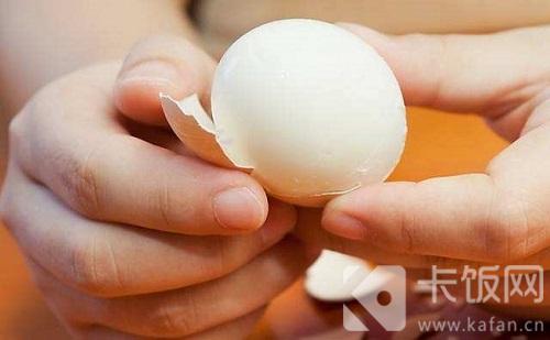 一般来说，同样条件下煮出来的鸡蛋，剥壳越困难说明鸡蛋