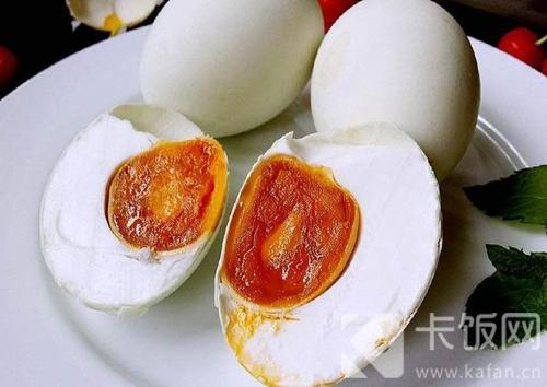 为什么咸鸭蛋的蛋黄会流油，而普通的鸭蛋不会