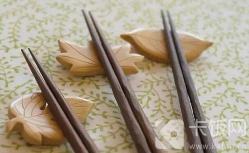 一般来说，家里使用的木制或竹制筷子最好怎么消毒清洁
