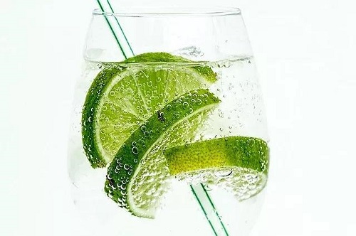 苏打水有改变酸性体质的作用，所以应该常喝、多喝，该说法