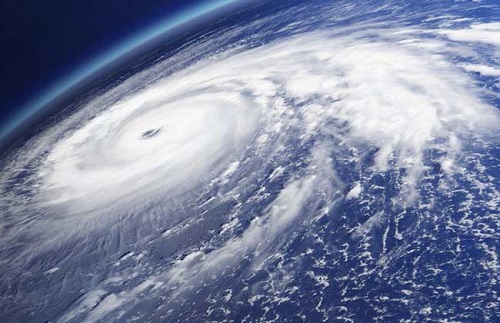 我们常听天气预报里提到台风和飓风，它们的主要区别是