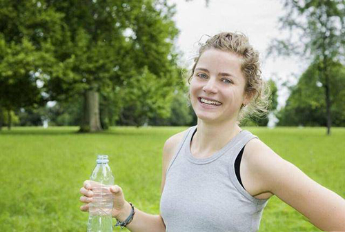 运动锻炼过程中应该如何补充水分