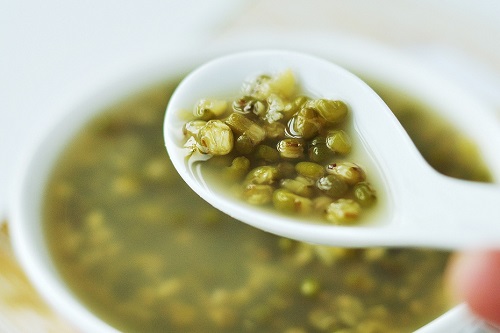想煮出颜色碧绿的绿豆汤，下列哪个操作是正确的