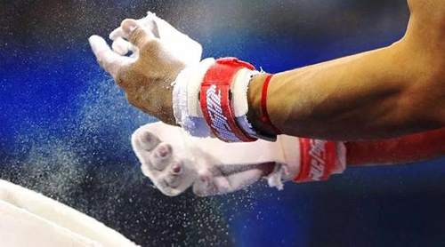 体操运动员比赛前为什么要往手上涂白粉