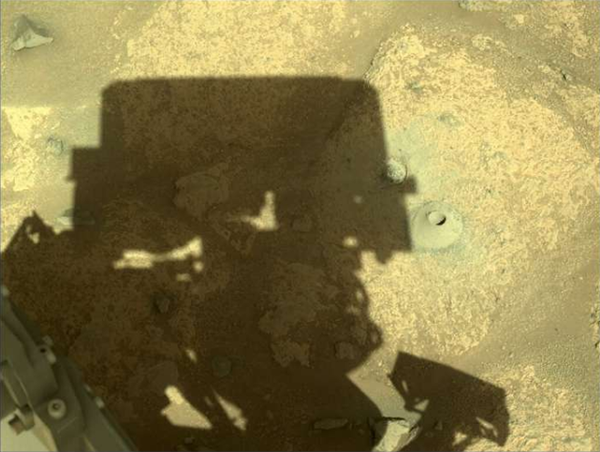 毅力号在火星表面钻洞，收集岩石样本寻找外星生命迹象