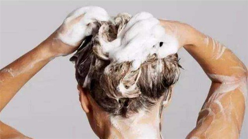 如果要染发，前一天最好不洗头，这种说法