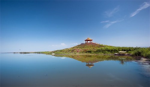 博斯腾湖是中国最大的内陆淡水湖,位于