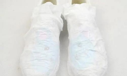 给刚洗完的白色帆布鞋裹上纸巾，能防止它变黄，主要因为纸巾