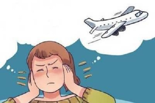 坐飞机出现耳朵疼的症状时，活动什么位置有助于缓解