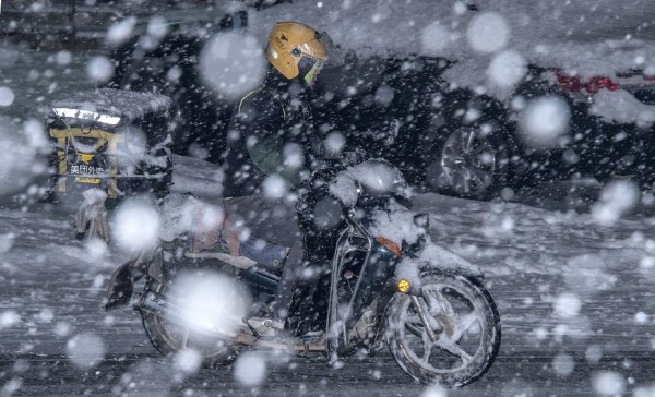 美团、饿了么表态：降雪等恶劣天气取消骑手超时差评考核