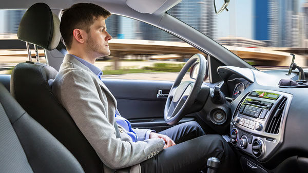 英国监管机构建议：自动驾驶汽车发生交通事故驾成人员不承担责任，或由车企承担