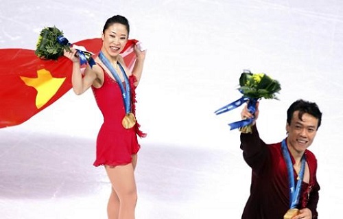 中国首枚冬奥会双人滑金牌是由哪对花滑情侣夺得的