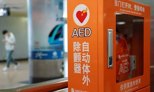 用AED自动体外除颤器救人时应该按照什么提示来操作