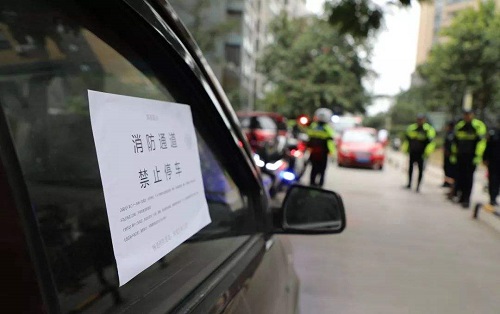 小王的汽车占了消防通道，拒不挪车被强制拖走，拖车费由谁来付