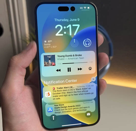 iPhone 14 Pro真机曝光：预装iOS 16 药丸屏亮眼