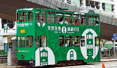 香港街头行驶着一种怀旧的有轨电车，猜一猜它叫什么