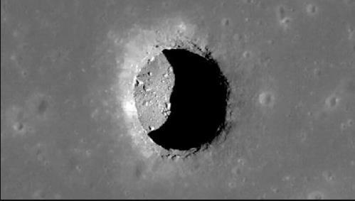 NASA在月球发现一个洞穴，未来或成为月球基地