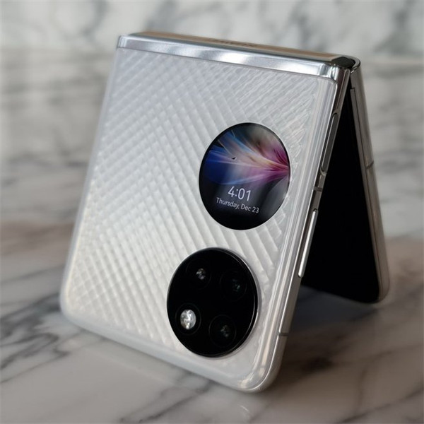 余承东亲自展示华为新款P50 Pocket并表示P50 Pocket没有太大区别