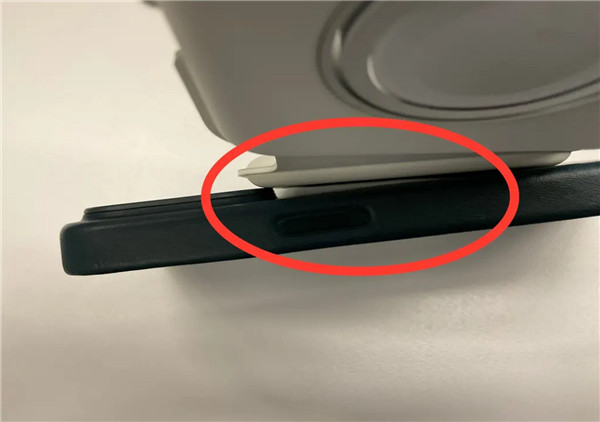 1049苹果MagSafe双项充电器被用户吐槽 跟iPhone 14不兼容 有凸起手机不能平放