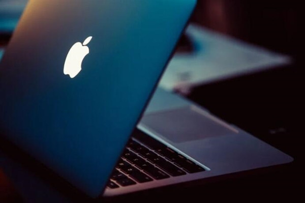 让苹果“亮”起来！MacBook发光logo有望回归 背光徽标的电子设备