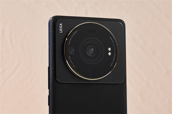 小米12S Ultra概念机亮相 小米与徕卡联合打造：官方称“第一次把徕卡相机镜头装在手机上”