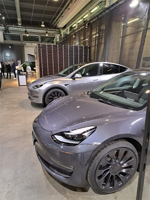快银色Model Y在瑞士Oerlikon苏黎世汽车展实车首次现身 选配3000欧元，约人民币 2.1万