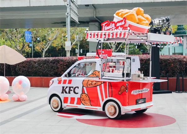 五菱宏光MINIEV肯德基版定制快餐车亮相：融入KFC元素 车顶装饰全家桶 扬声器 拥有两种状态