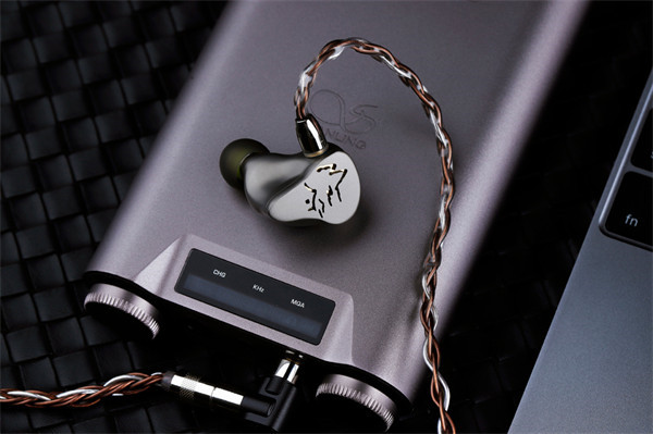 山灵发布HiFi耳机山灵ME900：采用两圈六铁四分频架构 纯钛材质壳体 镂空面板 双开关四种音色