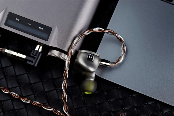山灵发布HiFi耳机山灵ME900：采用两圈六铁四分频架构 纯钛材质壳体 镂空面板 双开关四种音色