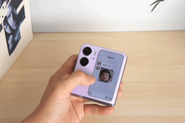 OPPO Find N2 Flip系统更新，直接通过外屏使用微信与好友聊天